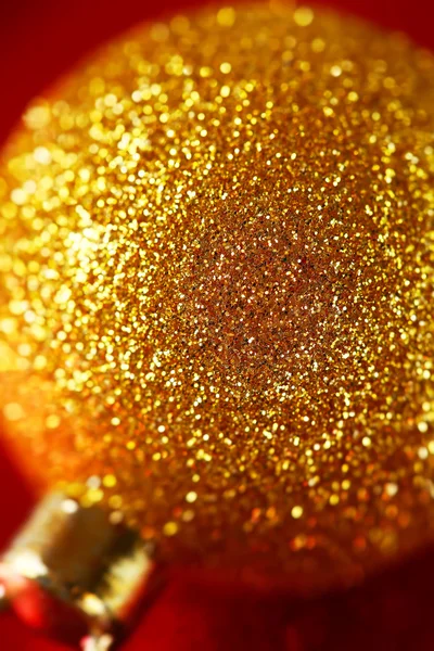 Kerstkaart met gouden kerstballen en sparkles — Stockfoto