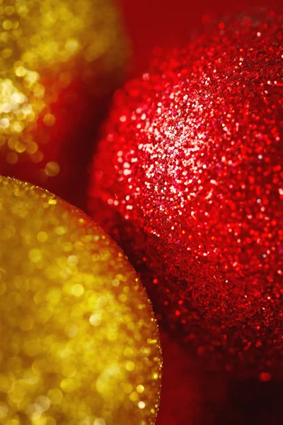 Tarjeta navideña con adornos y destellos dorados —  Fotos de Stock