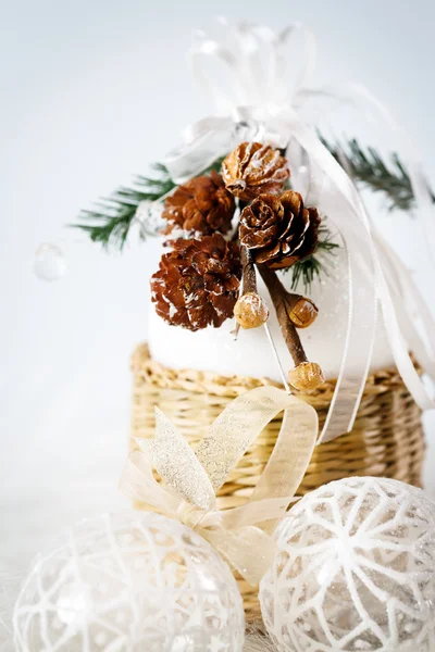 Decoratie met besneeuwde kegels en witte kerstballen — Stockfoto