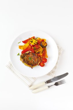 Kavrulmuş domuz biftek ızgara sebzeli