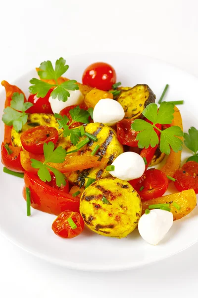 Verduras a la parrilla con queso mozzarella —  Fotos de Stock