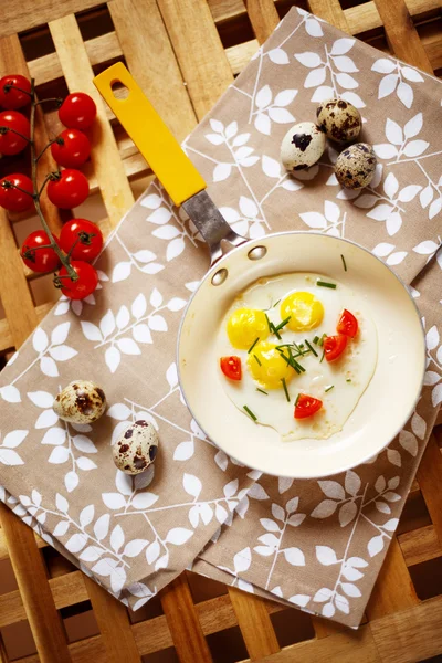 Fräsch frukost med stekta ägg pan — Stockfoto