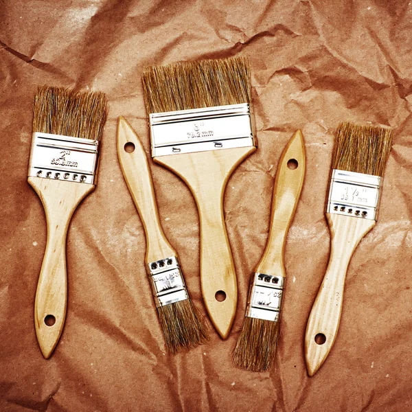 Ensemble de cinq pinceaux de rénovation sur papier artisanal — Photo