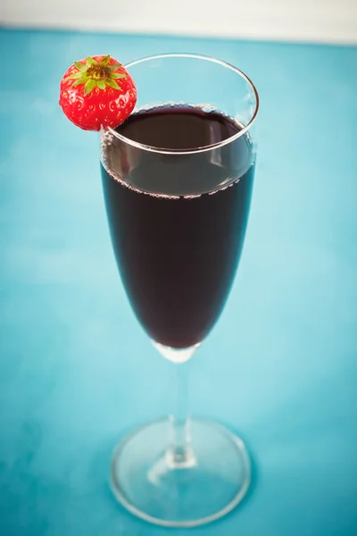 Cocktail aus roten Beeren mit Erdbeere — Stockfoto