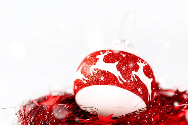 Noel kompozisyon beyaz ve kırmızı renklerde — Stok fotoğraf