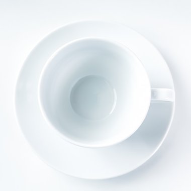 Beyaz arka plan üzerinde boş beyaz kahve fincanı
