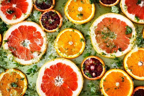 Rijp rood sinaasappels en grapefruits gesneden door ringen — Stockfoto