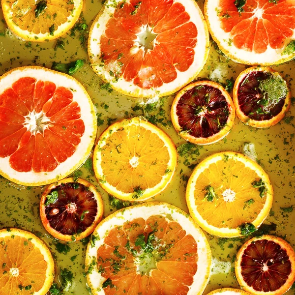 Rijp rood sinaasappels en grapefruits gesneden door ringen Rechtenvrije Stockfoto's