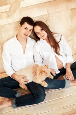 Bebek bekleyen genç aile Çift