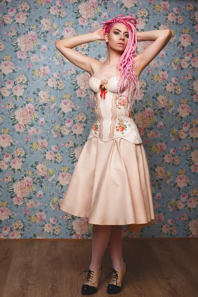 Freaky ung kvinnlig modell bära korsett — Stockfoto