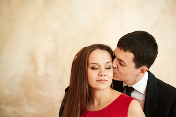 Jovem belo casal amoroso elegante — Fotografia de Stock