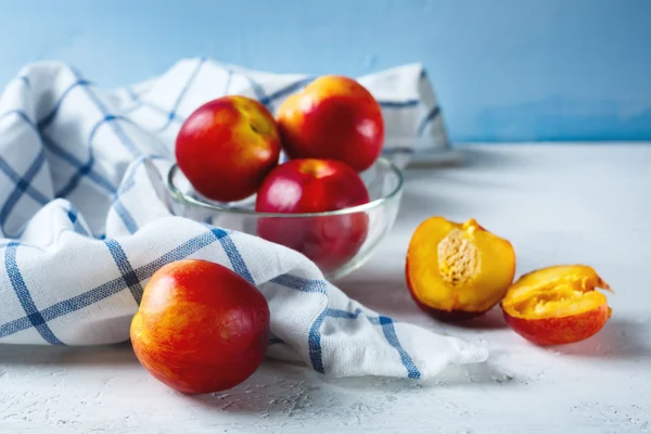 Nectarines op blauwe achtergrond — Stockfoto