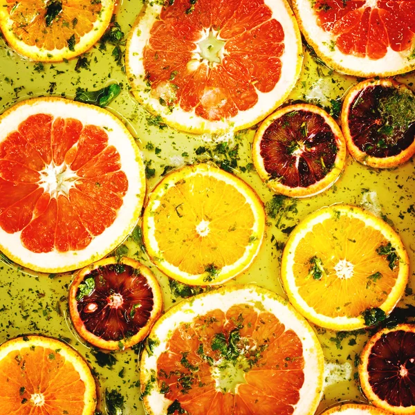 Reife rote Orangen und Grapefruits in Ringe geschnitten — Stockfoto