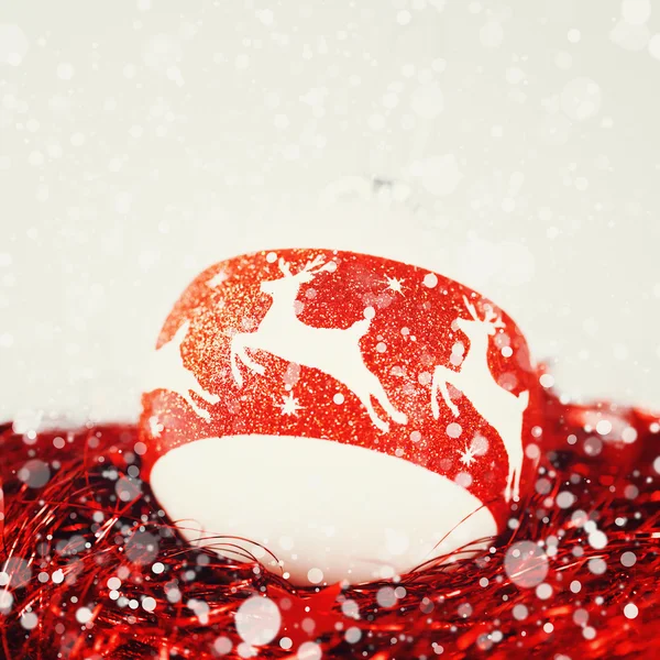 Рождественские украшения в белых и красных цветах — стоковое фото