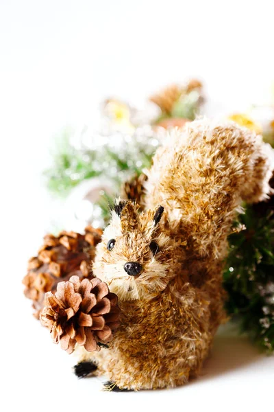 Decoración navideña con nueces y ardilla — Foto de Stock