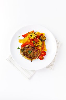 Kavrulmuş et biftek sebzeler ile