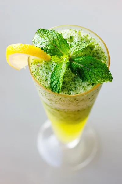 Mojito-Cocktail aus nächster Nähe mit frischen Minzblättern — Stockfoto