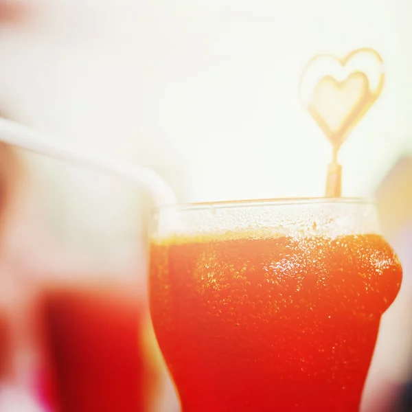 Красный коктейль в смешном стакане — стоковое фото