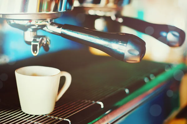 Kahve makinesi espresso yapıyor.