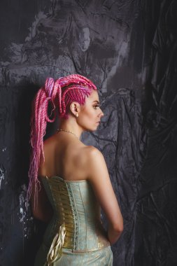 Çılgın genç kadın modeli korse giymek
