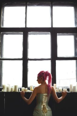 Korse giymek dreadlocks ile genç kadın