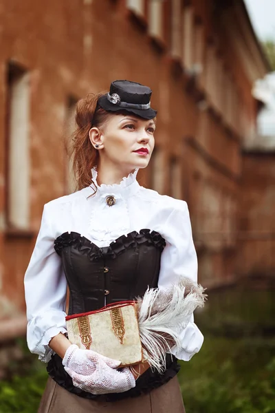 Mooie redhair vrouw in vintage kleding — Stockfoto