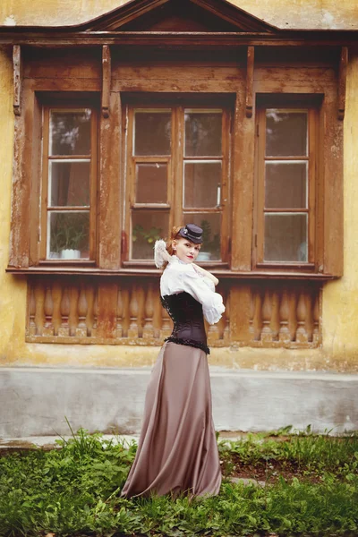 Hermosa pelirroja mujer en ropa vintage —  Fotos de Stock