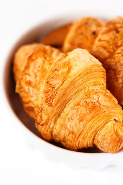 Croissant saboroso cozido no forno fresco — Fotografia de Stock