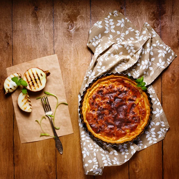 Κρεμμύδι πίτα ή τάρτα σερβίρεται με ψητό κρεμμύδι — Φωτογραφία Αρχείου