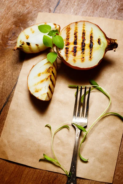 Grilled onion served with fresh basil — Stock Photo, Image