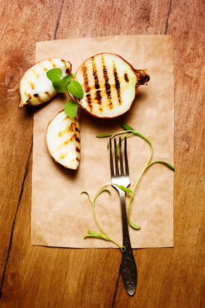 Grilled onion served with fresh basil — Stock Photo, Image