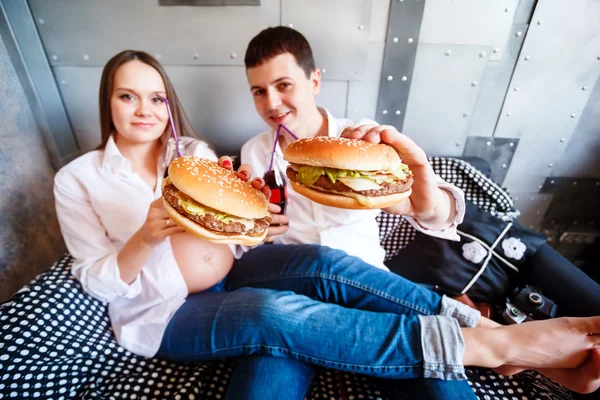 Happy pregnant family eating fast food — Stock Photo, Image