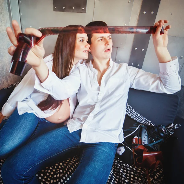 Jovem família grávida feliz se divertir — Fotografia de Stock