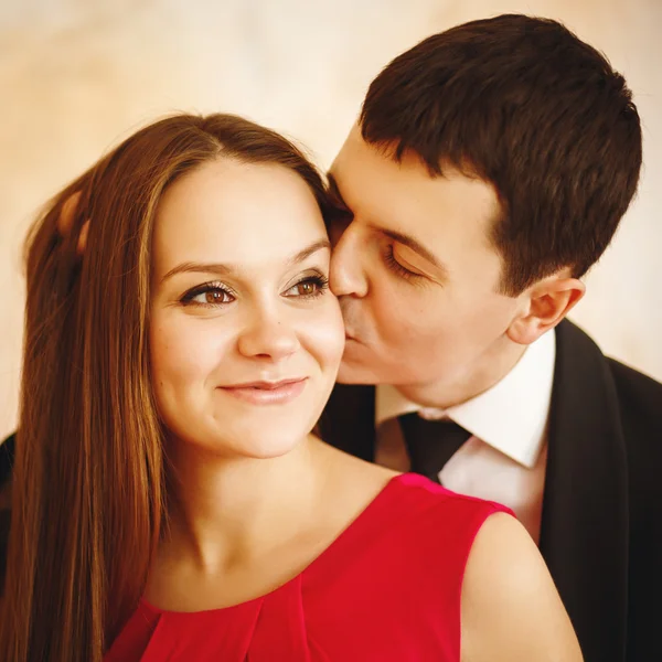 Jovem belo casal amoroso elegante — Fotografia de Stock