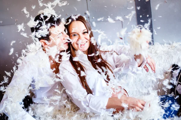 Junge glückliche schwangere Familie hat Spaß — Stockfoto