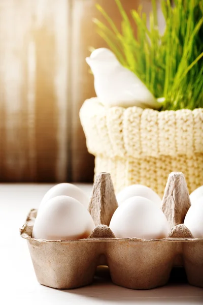 Påsk bakgrund med ägg och söt fågel — Stockfoto