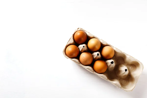 Ovos na embalagem sobre fundo branco — Fotografia de Stock