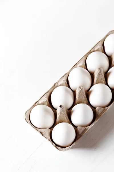Яйца в упаковке на белом фоне — стоковое фото