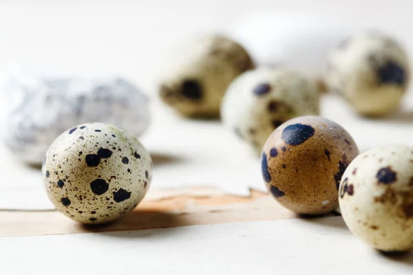 Ovos de codorniz deitados na mesa — Fotografia de Stock