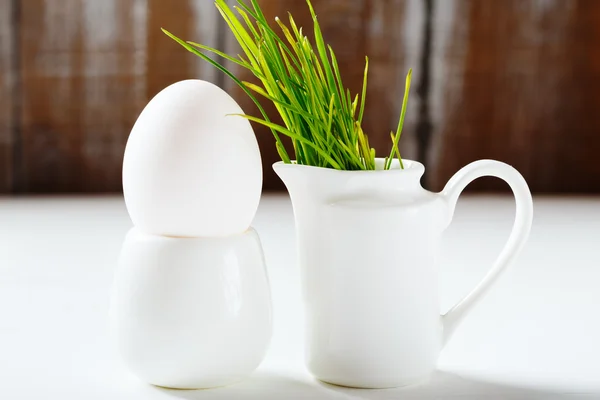 Set de Pascua de primavera con plato blanco y huevo — Foto de Stock