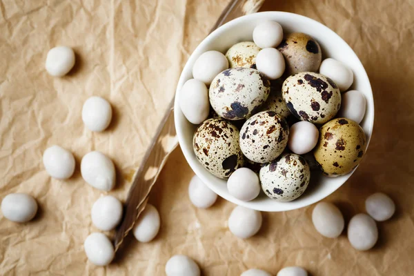 Jídlo pozadí s křepelčími vejci — Stock fotografie