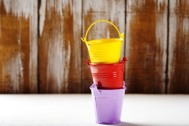 Kova ile bahar bahçe arka plan