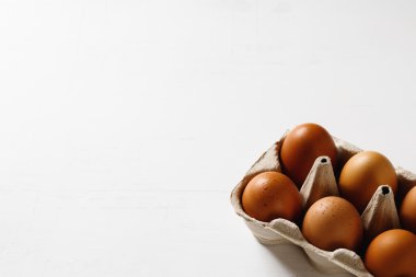 yumurta beyaz arka plan üzerinde paket