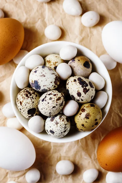 Fundo de Páscoa de alimentos com ovos diferentes — Fotografia de Stock