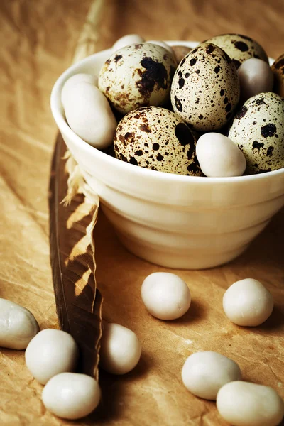 Τροφίμων Πάσχα φόντο με αυγά ορτυκιού — Φωτογραφία Αρχείου