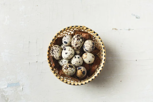 Фон питания с перепелиными яйцами — стоковое фото