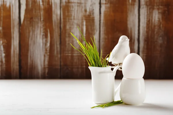 Set pasquale primaverile con piatto bianco e uovo — Foto Stock