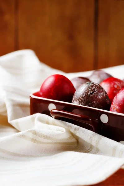 Huevos de Pascua sobre fondo textil cubierto —  Fotos de Stock