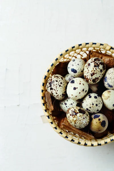 Fondo alimentario con huevos de codorniz —  Fotos de Stock