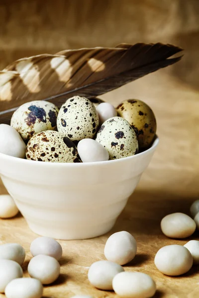 Fundo de Páscoa de alimentos com ovos de codorna — Fotografia de Stock